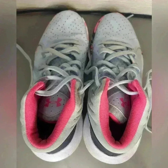 Youth girls Under Armour basketball shoes - Picture 5 of 7